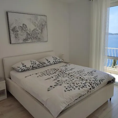 Ela Apartment *