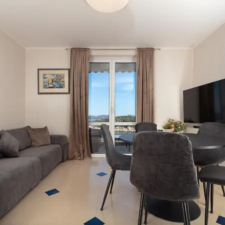 Apartment Ela *